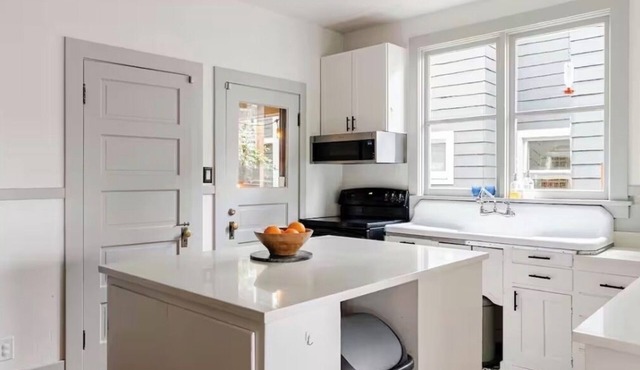 Spacious home+AC 4 min walk to train 12 min to Stadium, relax & explore Seattle!