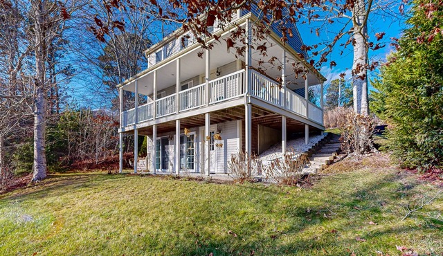 Spacious home close to Peters Pond Beach with porch, AC, W/D, & water view