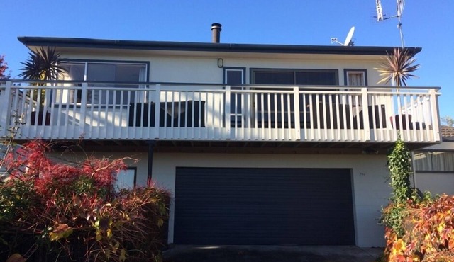 Spacious home, great lake and mountain views, with own rustic thermal hot tub