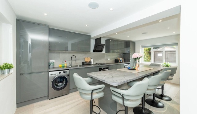 Spacious Home Heated Pool(April-Sep) in Tilehurst - Pass the Keys