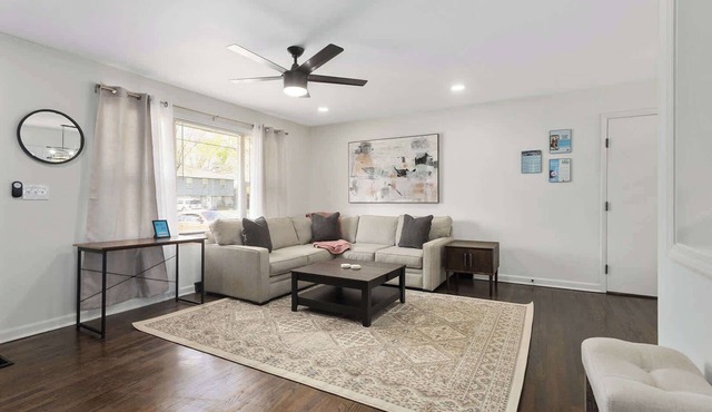 Spacious Home+Sleeps 9+Pets Welcome+Steps to Shops