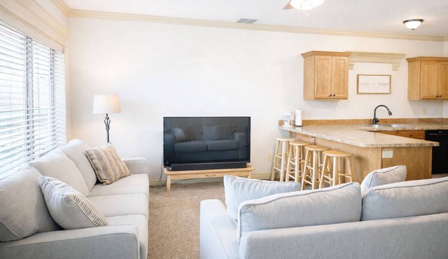 Spacious Home - Sleeps 7 - Full Kitchen