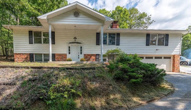 Spacious home with privacy minutes from downtown Berkeley Springs with a firepit