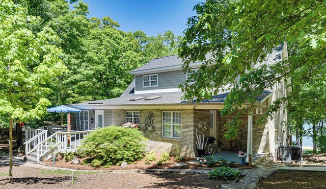 Spacious Home w/Deck on Shores of Lake Wylie