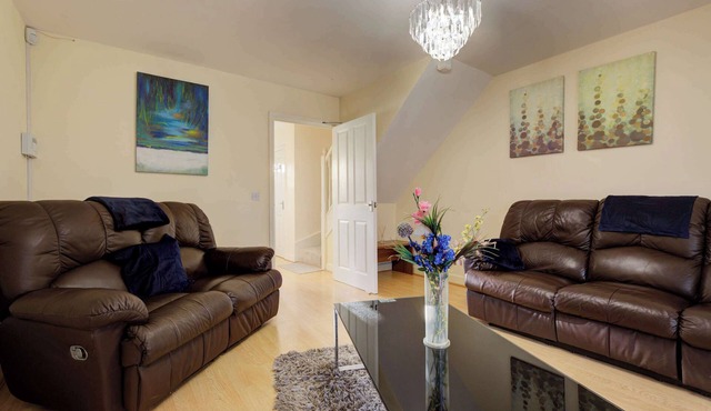 Spacious Home w Garden & Parking - Hampton Hargate