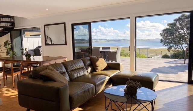 Spacious Home Waterfront and Hot Tub