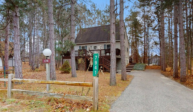 Spacious Home with deck, grill & added Crystal Mountain Amenities