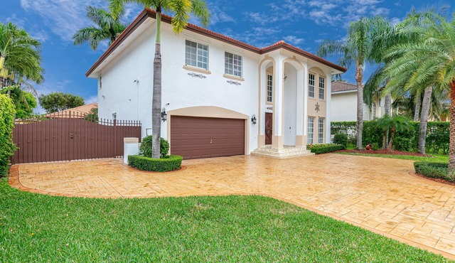 Spacious Home with NEW Luxury Pool and backyard!