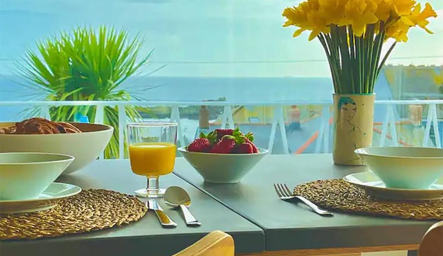 Spacious home with panoramic sea view, free parking EV & large garden
