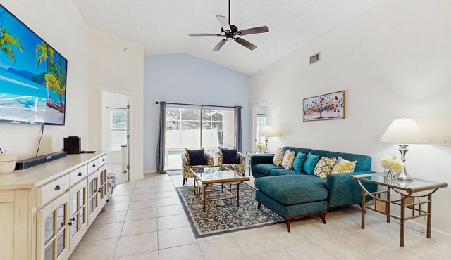 Spacious home with private pool, close to shopping & attractions