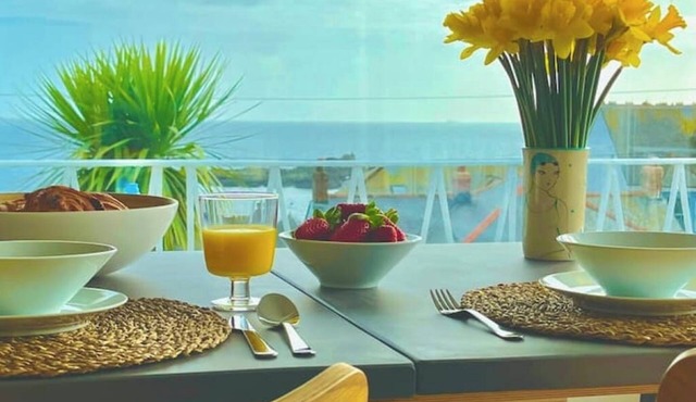 Spacious home with sea view, parking (EV) & garden