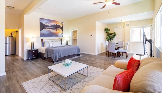 Spacious home with Spa, Private Driveway/Entrance, Mountain View, near SD Safari