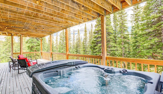 Spacious Home with Wrap-Around Deck, Hot Tub, Fireplace - Elk Ridge