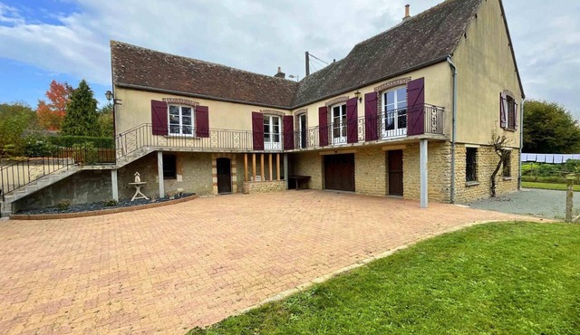 Spacious house with enclosed garden, pets allowed, perfect for family stay in Perche