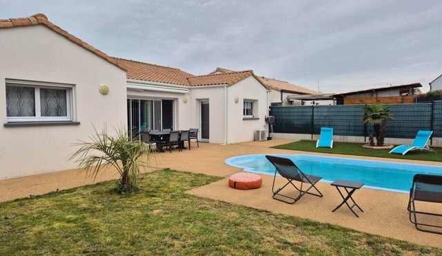 Spacious house for 6, wifi, heated pool