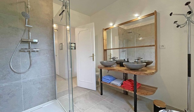 Spacious house for 15 people with garden and pets allowed
