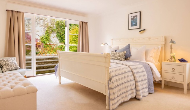 Spacious House in Bath - Sleeps 9 with Games Room and Large Garden
