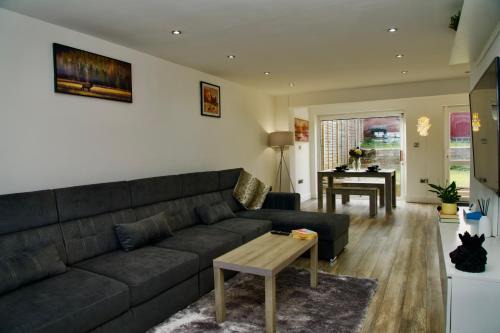 Spacious House Near Rochester Sleeps 10