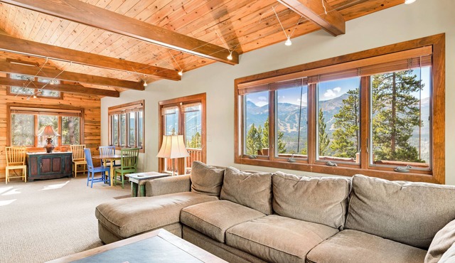 Spacious House with Excellent Ski Area Views