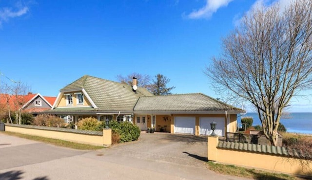 Spacious House with direct seaview