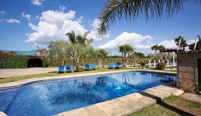 Spacious House with Tennis Court, Pool and Wi-Fi