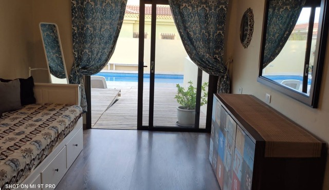 Spacious house with exclusive swimming pool and solarium.