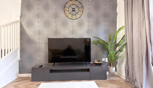 Spacious House with Private Parking In Manchester