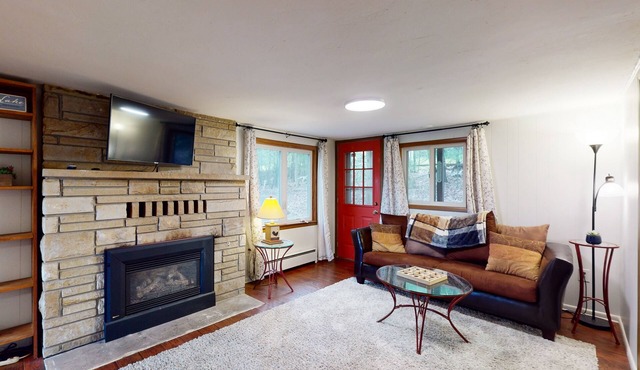 Spacious House with private hot tub, fire pit and free WIFI
