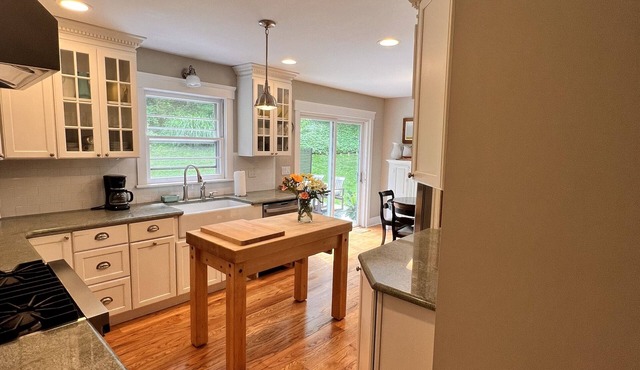 Spacious Hudson Rivertown home in Tarrytown, NY, 8 guests, sleeps 10