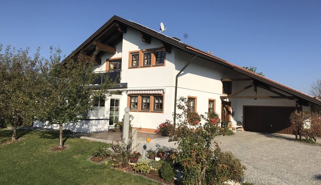 Spacious, idyllic vacation apartment with 2 balconies