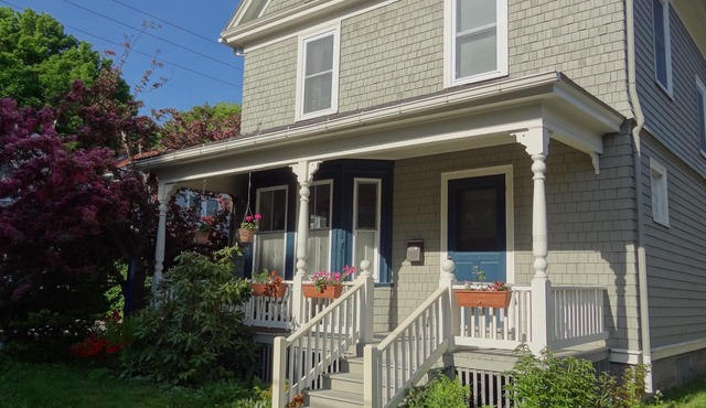 Spacious in-town cottage w/home office. Walk everywhere from your front steps.