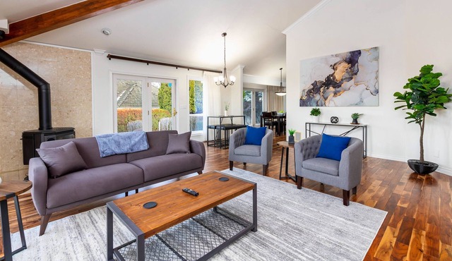 Spacious King Bed Suite with a Hot Tub and View - Entire Home!