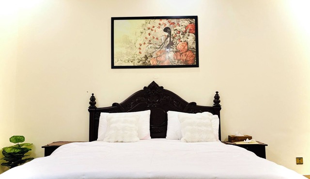 “Spacious King Rooms Prime DHA Location Perfect for Business & Family Stays