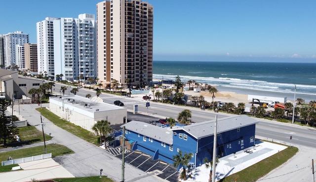 Spacious King Suite Steps to Daytona Beach