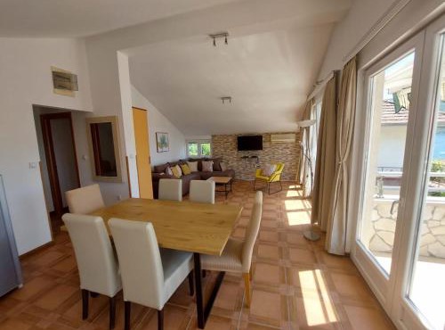 Spacious Kumbor Seafront Apartment