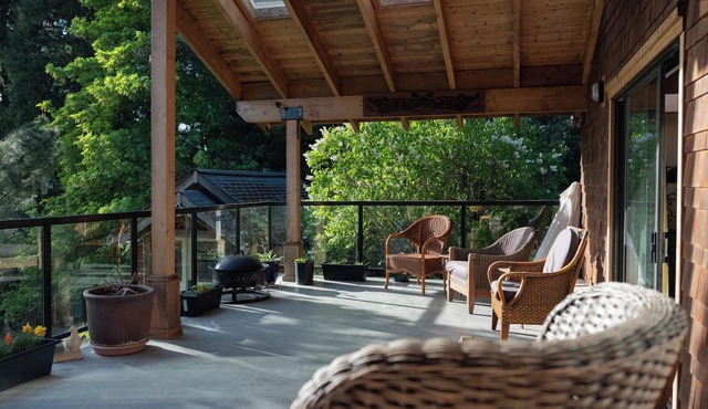 Spacious lakefront cottage, Salt Spring Island. Great sunsets, central location