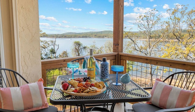 Spacious Lake Front Condo, Sunsets, 5 min to SDC