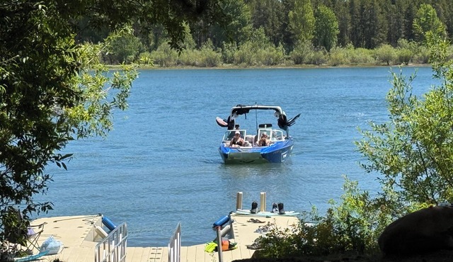 Spacious lake front home, Private Dock, 35 minutes to Yellowstone, sleeps 24