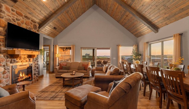 Spacious Lake View Cabin!