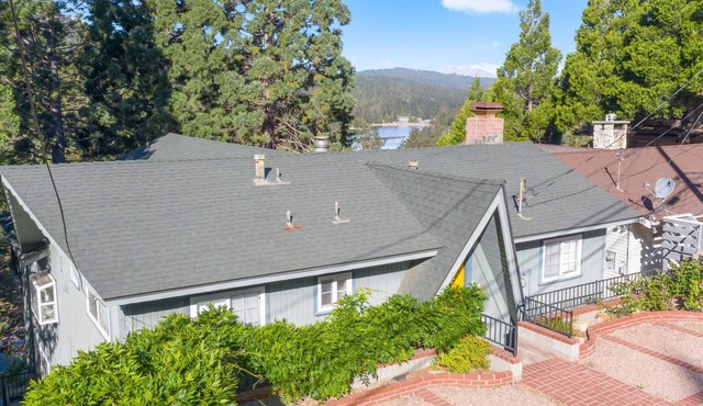 Spacious Lake View Mountain Home - Walk to Lake - Exceptionally Clean