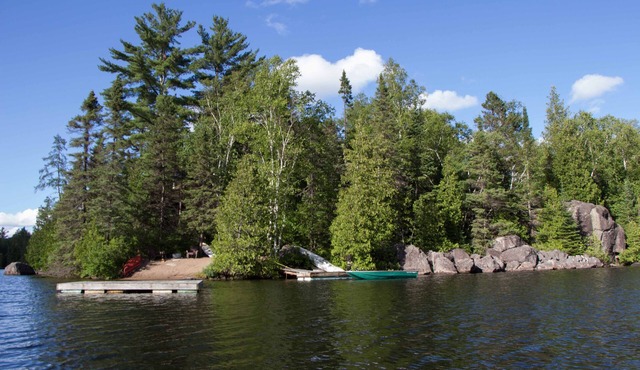 Spacious Lakefront Cottage