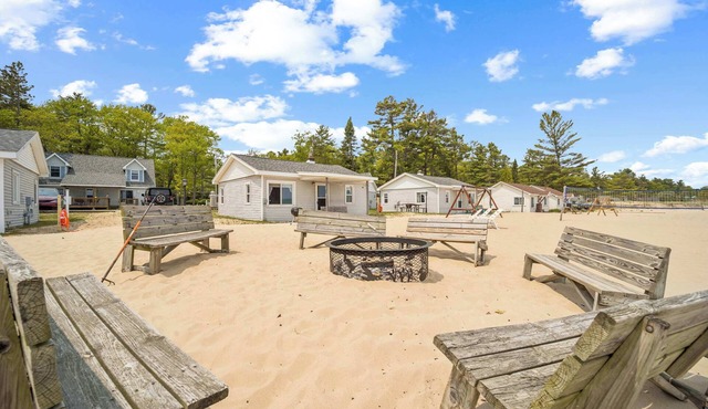 Spacious Lakefront Cottage w/AC