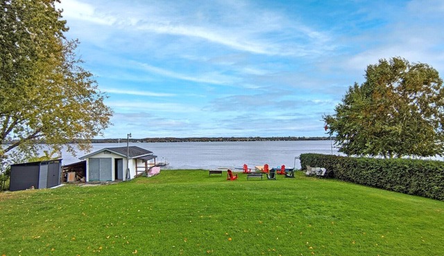 Spacious Lakefront Cottage !