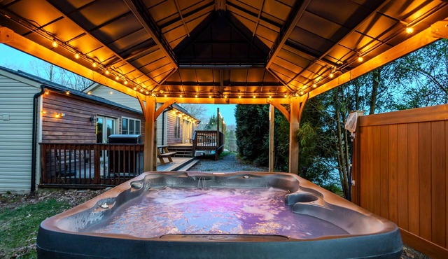 Spacious Lakefront house with Private pool and Hot Tub