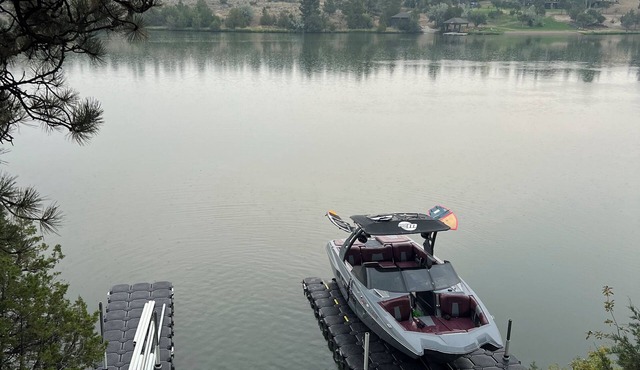 Spacious lakefront home with stunning views!