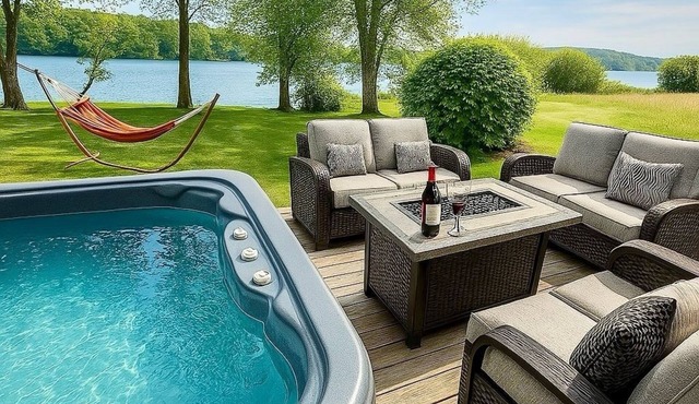 Spacious Lakefront Home|Bikes|Hot Tub| Kayak|Group