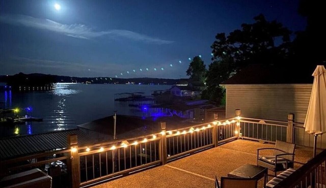 Spacious Lakefront Duplex for Groups
