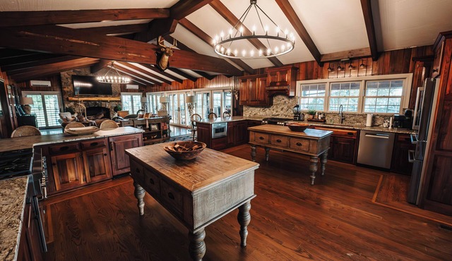 Spacious lakeview lodge on Lake Cumberland with WiFi, AC