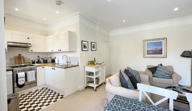 Spacious, light 2 bed flat - great location in heart of Chiswick