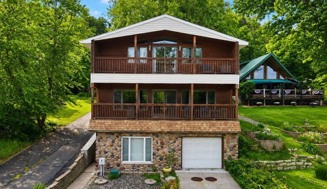 Spacious light-filled house near Stillwater - The Stone's Throw Riverhouse